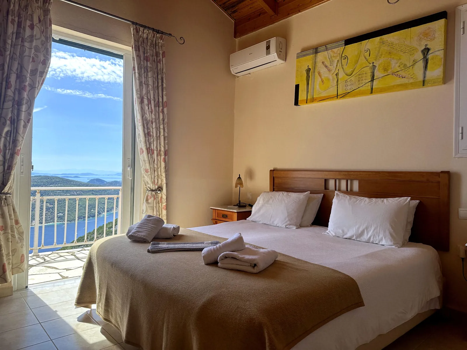 Bedroom 1: double bed and door to the terrace