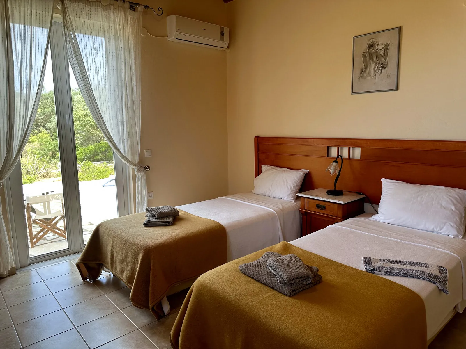Bedroom 2: two single beds