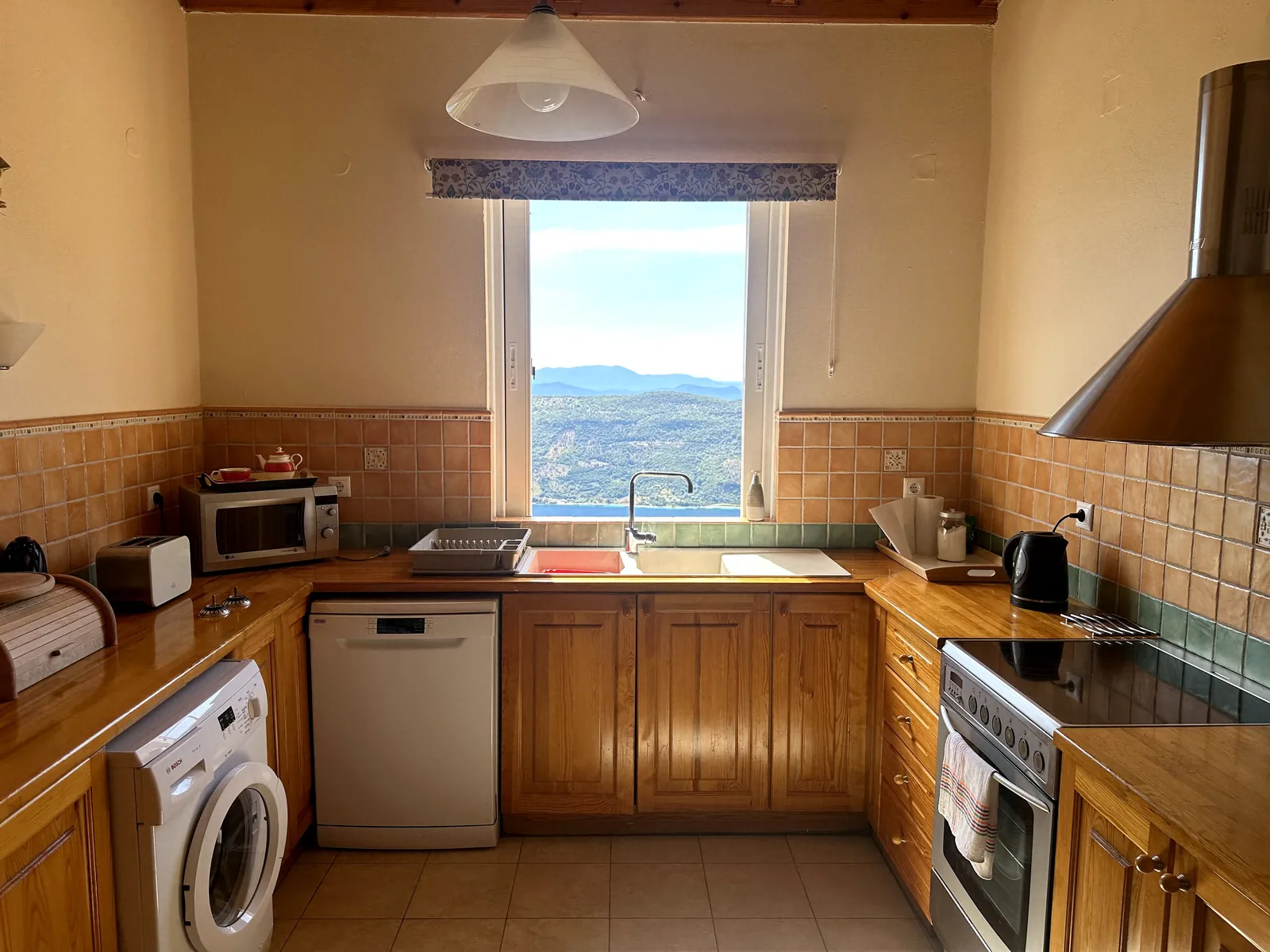 Kitchen with oven, dishwasher and washing machine