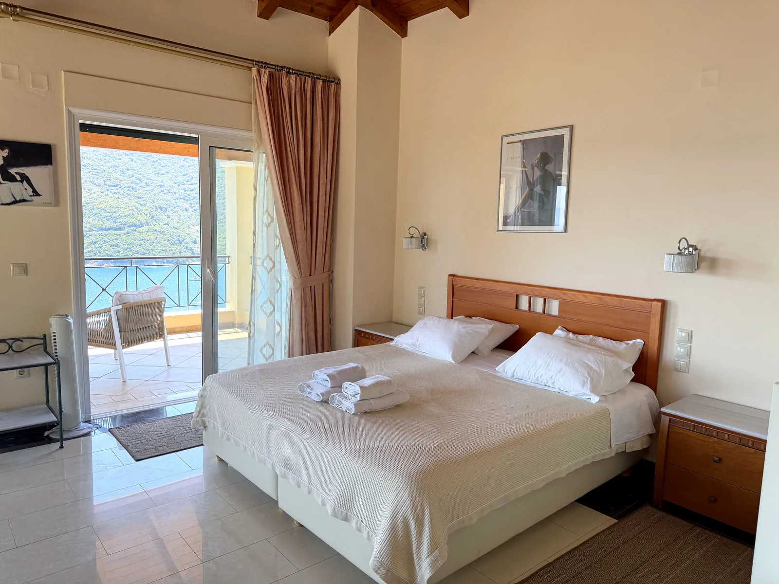 Double bedroom with doors to the balcony