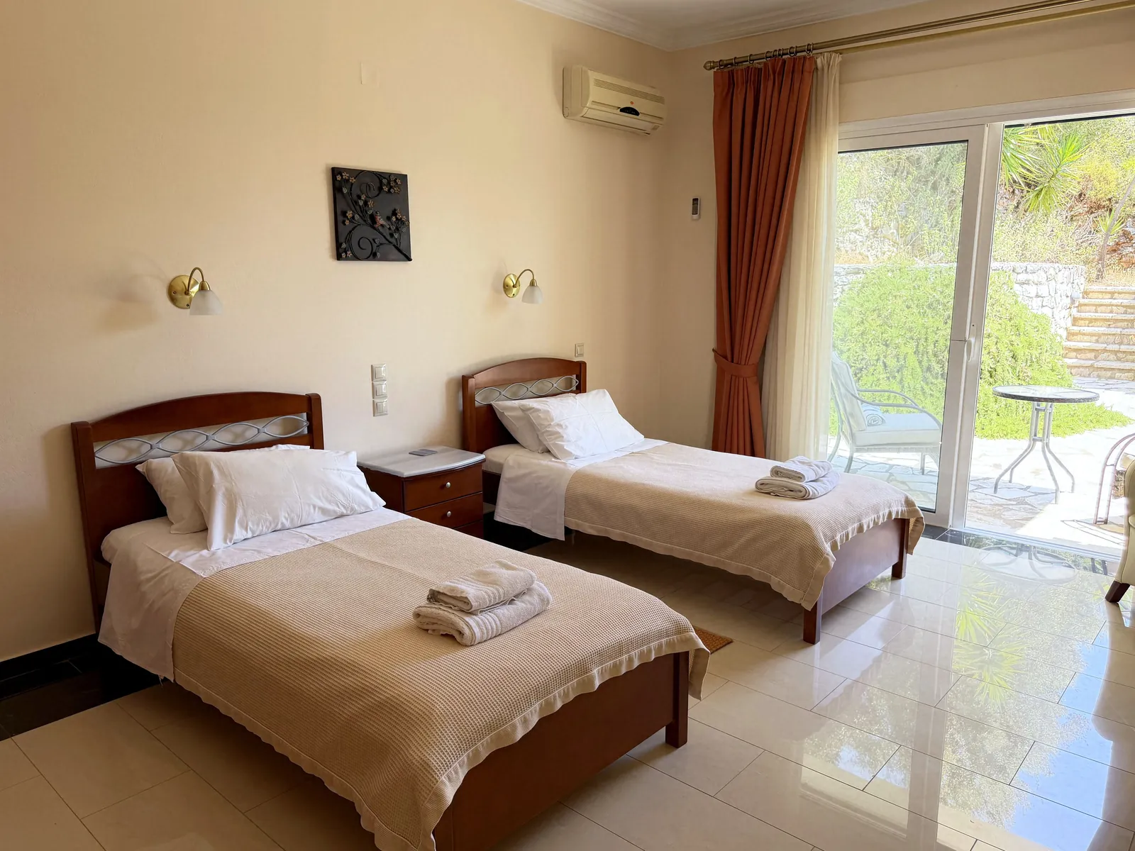 Twin bedroom opening to the garden