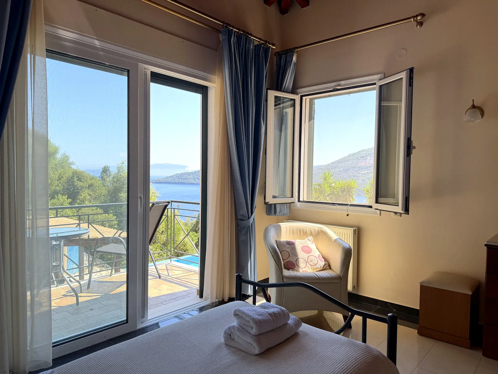 Twin bedroom with balcony and sea view