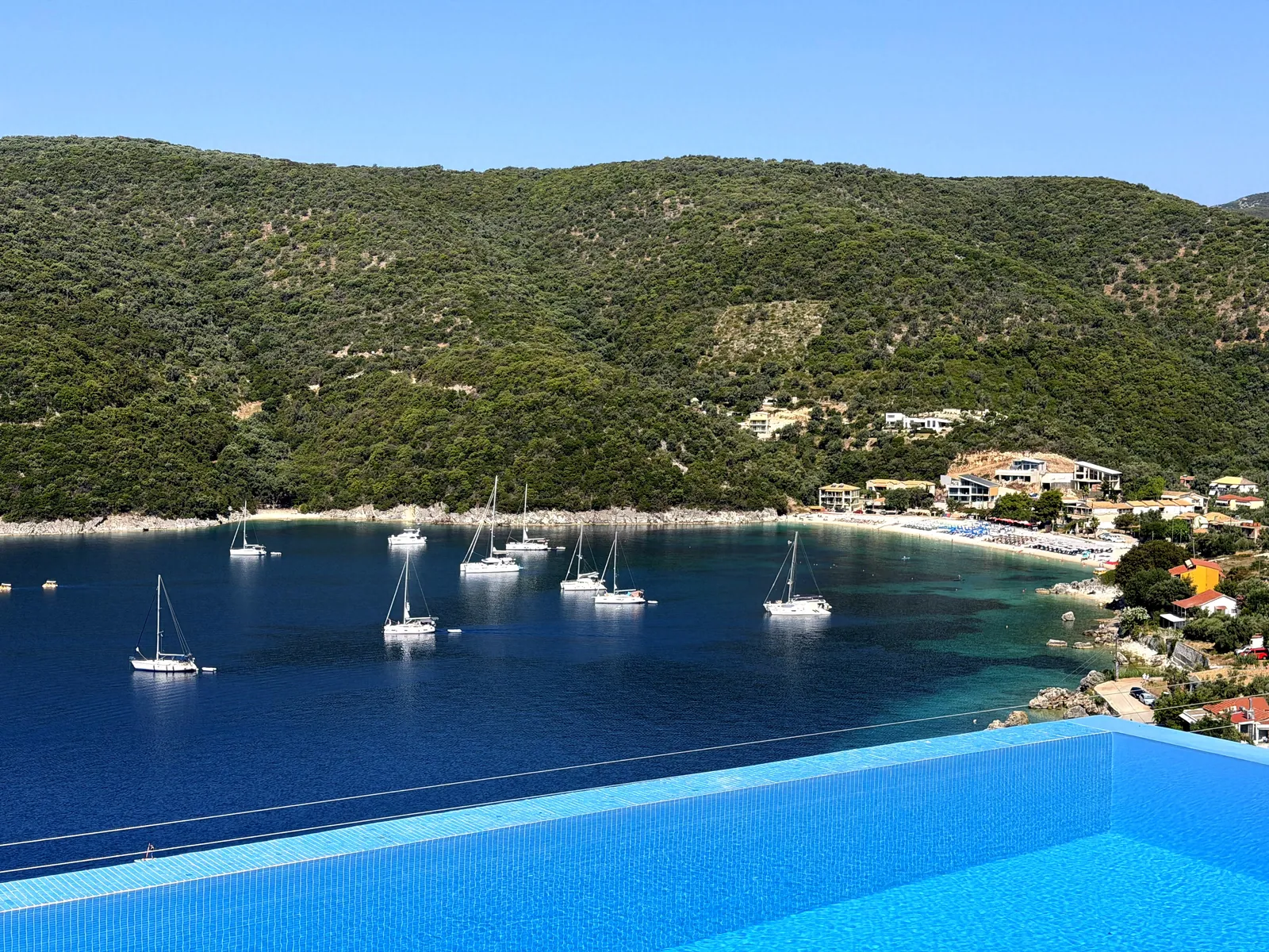 Villa Cavos: the infinity pool above the bay of Mikros Gialos