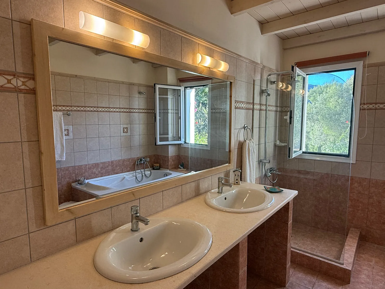 Bathroom 1: two basins and a bath