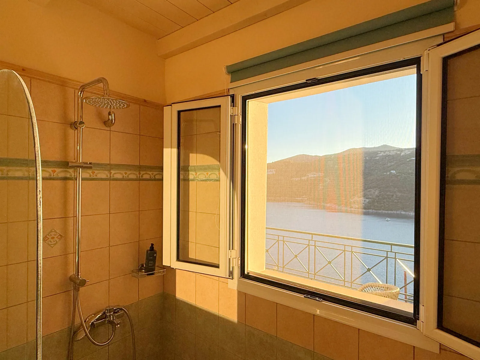 Bathroom 2: shower with a sea view