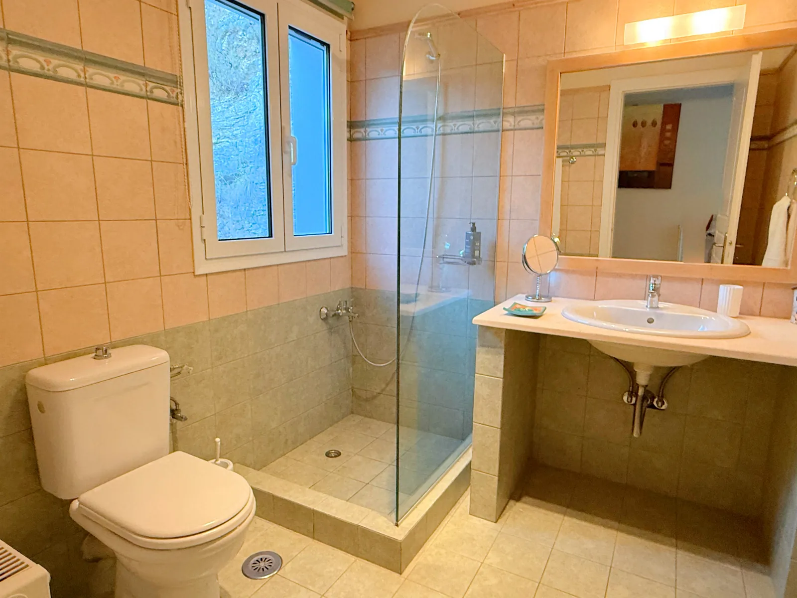 Bathroom 3: shower