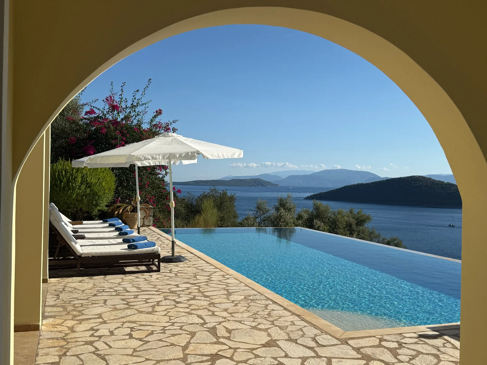 The bay and the pool framed by one of the arches