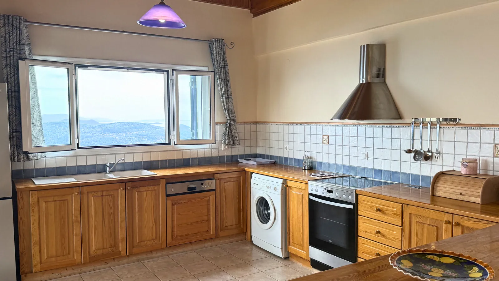 Kitchen with oven and washing machine